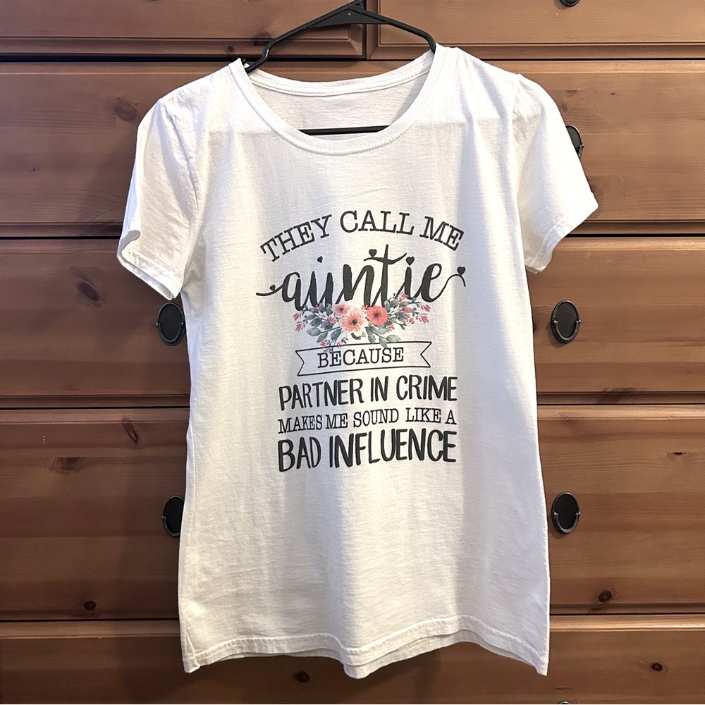 White T-shirt w Auntie Quote Size Small Short Sleeved